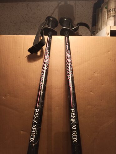 Oprema za skijanje: Četiri para skija različitih dužina i stanja. Detaljnije u — 8