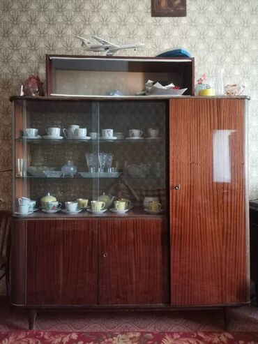 шкаф кухонные: Сервант б. У.
Самовывоз, саморазбор. 1микрорайон, 5 этаж