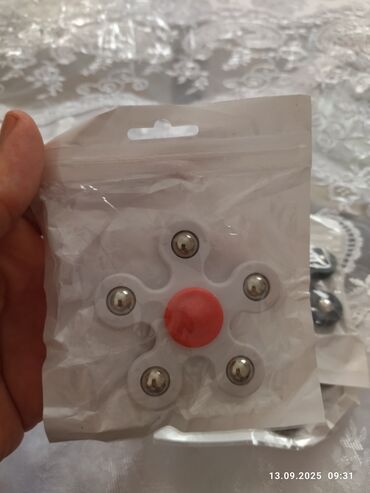 Oyuncaqlar: Spinerlər.Hamısı təzədir.Hər rəngləri var. Qutudakı spinerlər-7 azn — 4