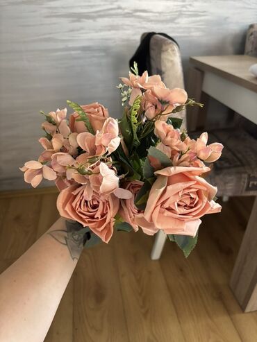 Ruža: Buket svilenih dekorativnih ruža – više varijanti.Ukoliko kupite vise na lalafo.rs — 15 Ruža: Buket svilenih dekorativnih ruža – više varijanti.Ukoliko kupite vise — 15