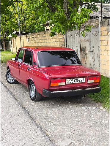 ucuz elektrikli avtomobil: Vaz 2107 sedan – klassik görünüşlü, tünd qırmızı rəng. Xarici — 2