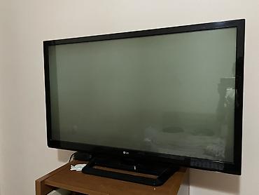 Телевизор LG с плоским экраном, диагональ примерно 40–47"