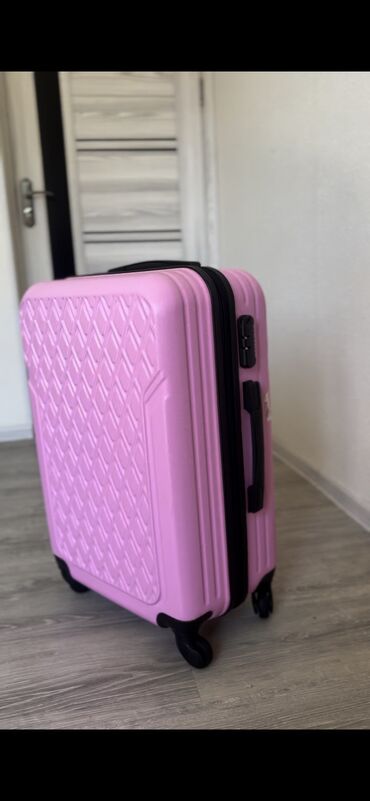 Çamadanlar: Cemi 1 defe istifade olunub. "M" razmerdi. Elaqe ucun wp — 8