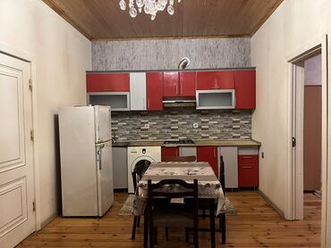 Qarajlar: Kirayə üçün tam təchiz olunmuş 3 otaqlı həyət evi. - Qonaq otağı ilə