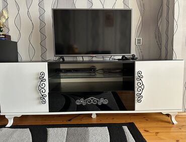 TV altlığı: Tv altliği, Embawood markasidir.Heç bir problemi yoxdur. Çox