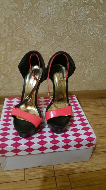 обувь женский: Продаю босоножки новая 36го размера производство Турция тел