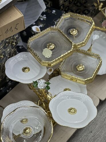 стол сервировочный: Набор праздничных тарелок и этажерок для сервировки десертов/фруктов