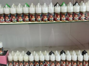 Qadın ayaqqabıları: Şüşə qablaşdırmada təqdim olunan bu mayelər, müxtəlif rənglərdə