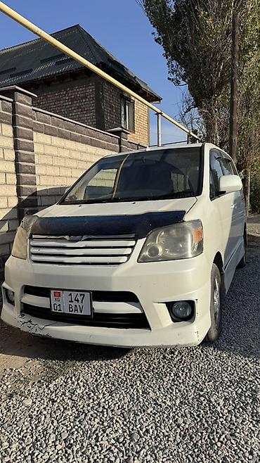 Toyota Noah: 2003 г., 2 л, Автомат, Бензин, Минивэн