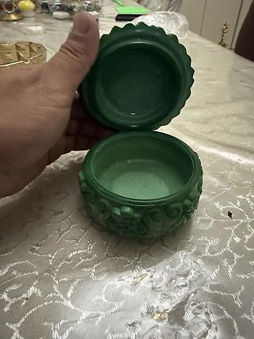 tap.az saatli: Yaşıl dekorativ qapaqlı qab – çiçək naxışlı

- Material: malaxit — 3