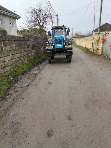 Traktorlar: Mavi rəngli ağır sinif təkərli traktor və qoşqu komplekti — 5