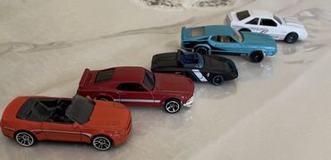 Gəmi modelləri: Hot Wheels 5'li ford mustang seti (qabi yoxdu). Tek-tek satilmir