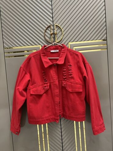 salvar ustu koynekler: 40 razmer material cins qiymet-15 man💸 Qırmızı denim jaket - Brend