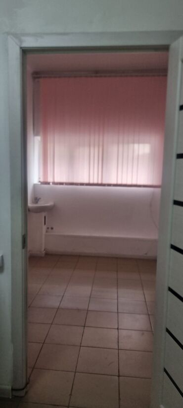 аренда помещения под маникюрный салон: Сдаю Офис, 10 м², В бизнес центре, 1 линия