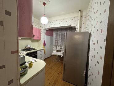 Uzunmüddətli kirayə mənzillər: 3 otaqlı mənzil – tam mebellə - Geniş, işıqlı qonaq otağı: tavandan — 7