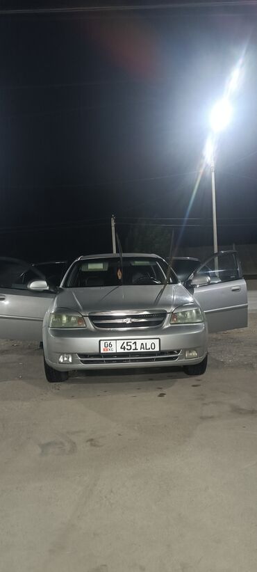 шевроле камаро цена: Серебристый седан Chevrolet Lacetti, представленный на изображении