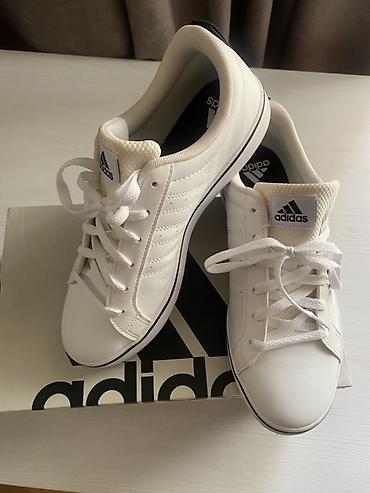 Мужская обувь: Adidas ağ klassik krossovkalar - Model: Adidas (aşağı profilli — 1