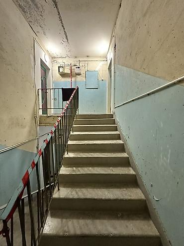 Köhnə tikili: 5 mərtəbəli daş binada mənzil. Geniş, işıqlı həyət, gecə — 4