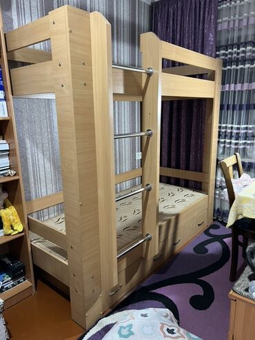 кровать со столом: Двухъярусная кровать из дерева в цвете светлый дуб. - Два спальных