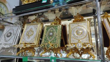 Dini kitablar: .Demir quran qablari 80 manatdan baslayir. Plastik quran qablâri 50 — 15