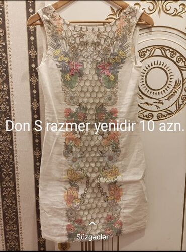 Ağ rəngdə, S ölçülü, çiçək naxışlı qısa don. Bu donun üzərində qəfəs