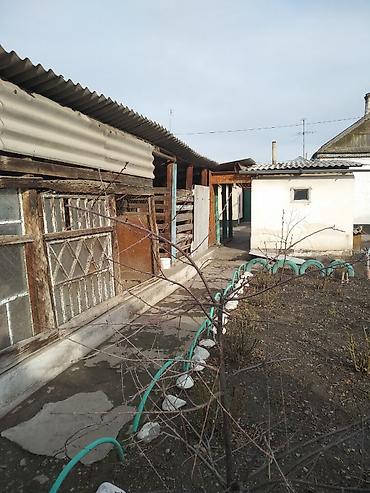 Продажа коттеджей и домов: Продаётся дом центр район площади, саманный, участок 4.8 соток, три — 10