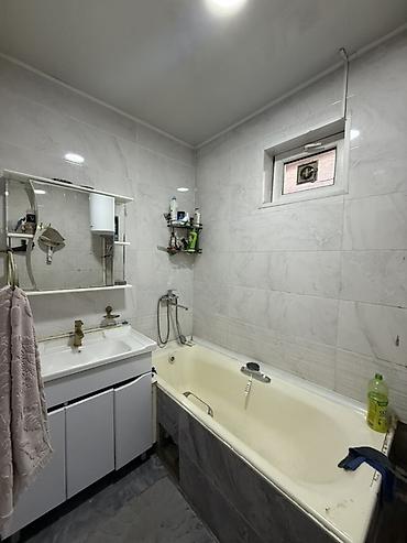 Продажа коттеджей и домов: 6 комнат, 200 м², 5 соток, Бишкек, Восток-5 мкр Собственник — 18