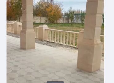 Pilləkən məhəccərləri: Ağ rəngli, müxtəlif formalı və ölçülü dəmir-beton sütunlar. Bu — 12