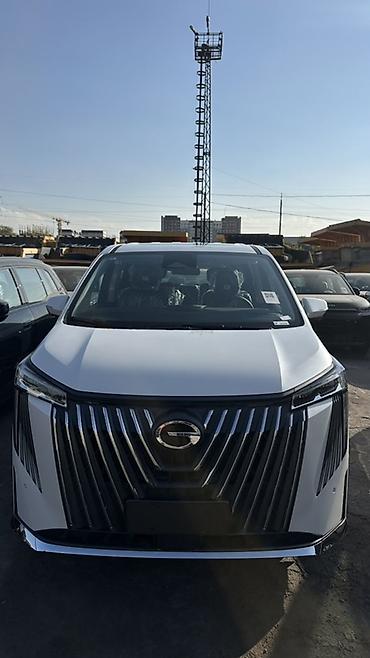 GAC Trumpchi M8 — просторный премиум-минивэн в белом цвете. 2.0 бензин