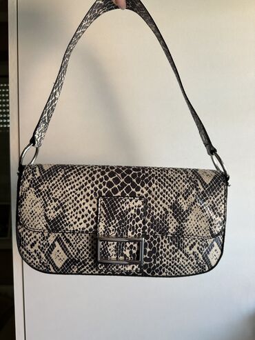 torbica david jones: H&M torbica nošena samo jednom
U odlučnom stanju, kao nova