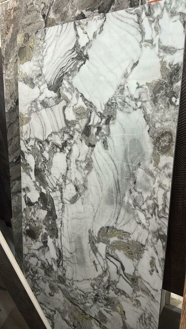 Kafel və metlax: Təsvir: - Təbii mərmər lövhə - Rəng palitrası: ağ fon üzərində boz