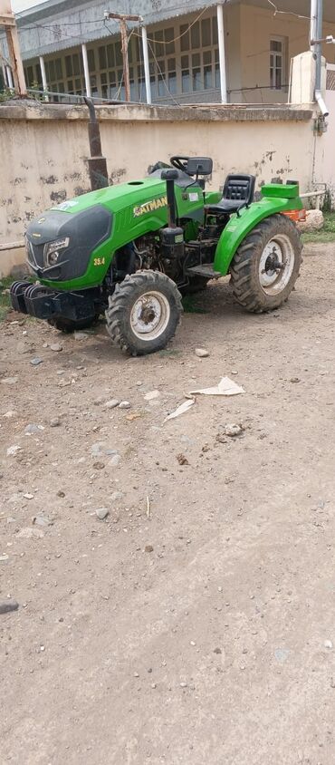 запчасти форд фокус 1: Yaşıl rəngdə "SATMAN" markalı, 35.4 model kiçik ölçülü traktor. Bu