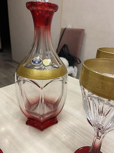 sane keci: Qırmızı-qızılı kənarlı kristal dəst - Tərkib: 1 ədəd qapaqlı karaf + — 3