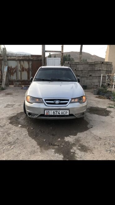 домкрат на лексус: Автомобиль Daewoo Nexia серебристого цвета, представленный в кузове