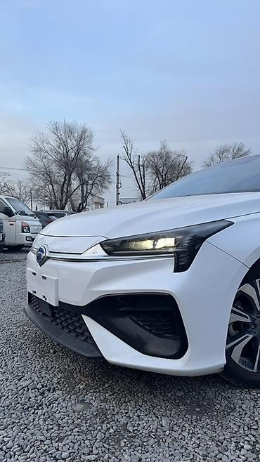 Другой электротранспорт: Электромобиль GAC Aion S, белый седан - Кузов: 4-дверный седан, белый — 2