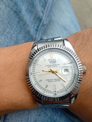 qol korseti: Saat: Rolex Oyster Perpetual Day‑Date stili, gümüşü tonlarda — 3