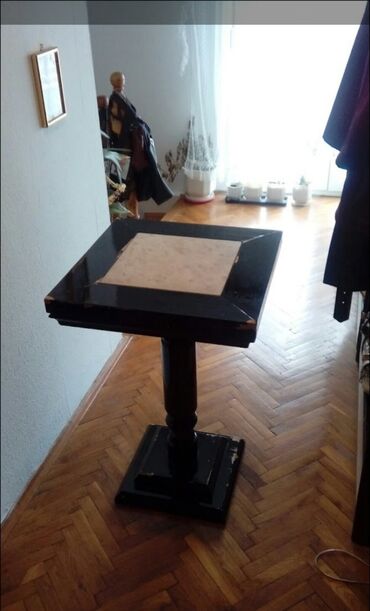 fotelja sa tabureom: Stocic. Puno drvo u kombinaciji sa mermerom. Dimenzije 50x50. Visina