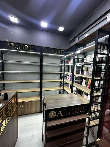 Rəf vitrinləri: Mağaza vitrin rəfləri – metal karkaslı, ağac teksturalı modullar, LED — 3