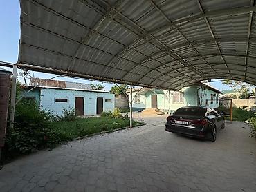 качан: Дом с двором и большим навесом для авто: • Закрытый участок за — 2