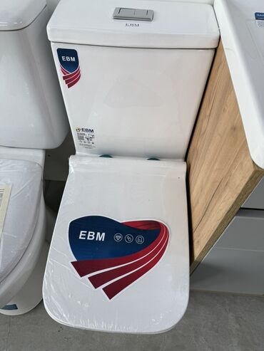 щетка для унитаза: Унитаз EBM белого цвета с бачком. Компактная модель подойдет для