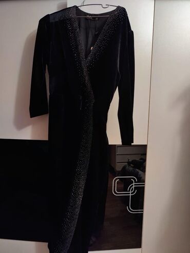 Kombinezonlar: - Qara kombinezon: S/M razmer (M olsa da uyğun). Ön hissədə iki cüt — 18