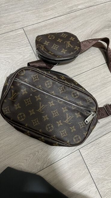 кольцо обнимашка руки: Белге такчу сумка, бананка, Louis Vuitton, Колдонулган, Материалы: Жасалма булгаары, Унисекс