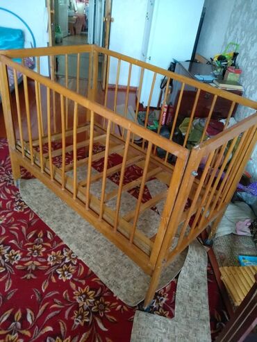 Детские кровати: Продается советская деревянная детская кровать,размер б/ у,состояние