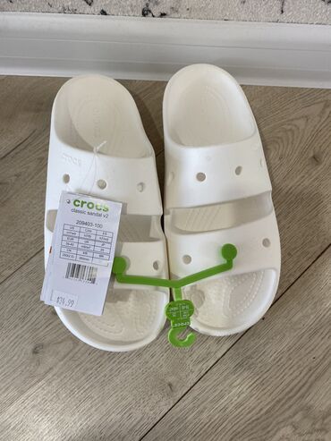 обувь белая: Продаю новые оригинальные Crocs привезли с Америки размер не подошел