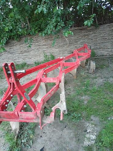 traktor yumze: Beş şırımlı, qırmızı rəngdə kotan. Bu kənd təsərrüfatı aləti torpağın — 1