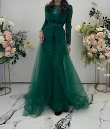 maison de la mode: Элегантное вечернее платье в насыщенном изумрудно-зелёном оттенке — 2
