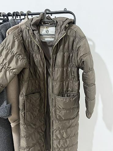 Пуховики и зимние куртки: Курткалар сатылат б/у бирок бир эки жолу кийилген. Кара куртка женский — 5