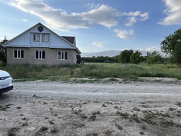 70 сом: Продаётся дом с мансардой на просторном участке. Основные — 3