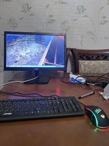 stolustu kompyuter: Stolüstü kompüter seti Komplekt: - LG LCD monitor (təxmini 22–24"