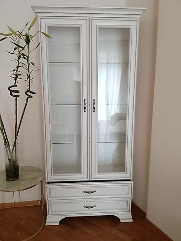 Оборудование для магазинов: Ağ rəngli vitrİN şkaf - Klassik dizaynlı, iki şüşə qapılı vitrin - — 1